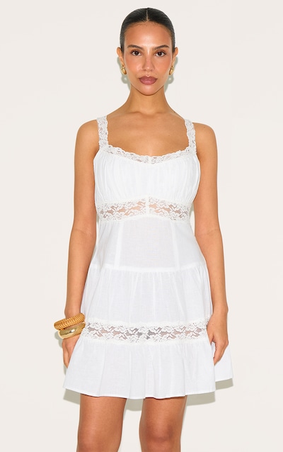 Petite Mini robe blanche à étages et détails en dentelle