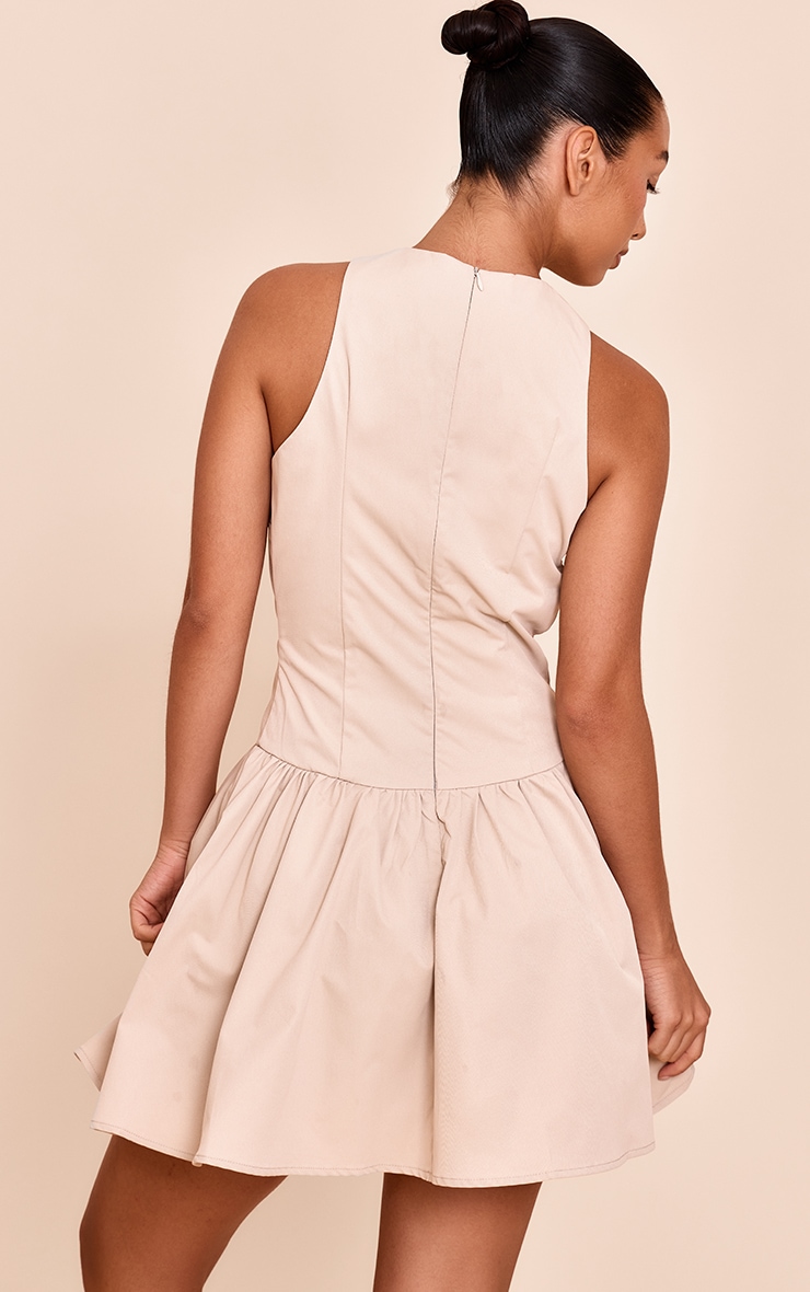 Robe droite gris pierre sans manches plissée à détail ceinture image 2