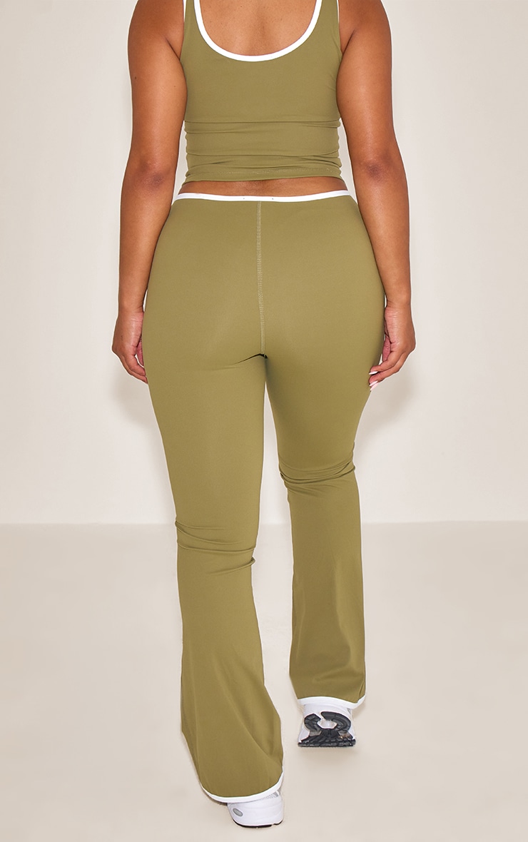 Pantalon évasé olive à coupe galbante, effet Sculpt actif et passepoil contrastant. image 3