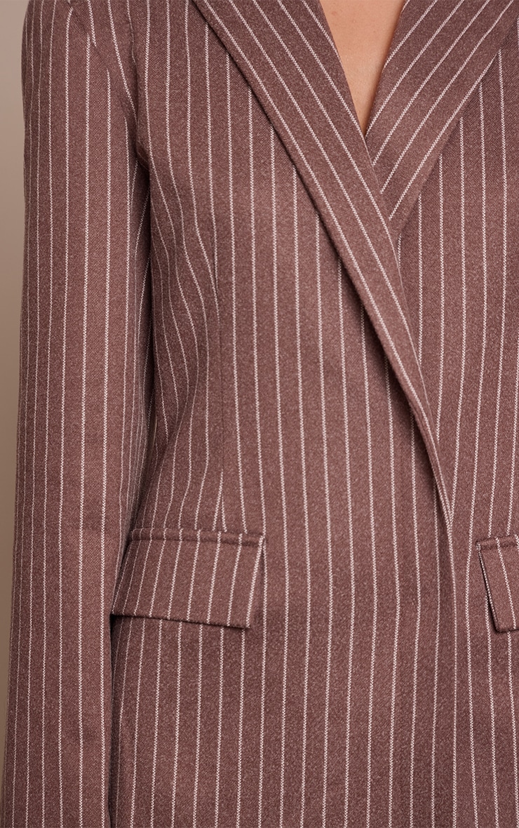 Robe blazer brossée chocolat à rayures fines et manches longues image 4
