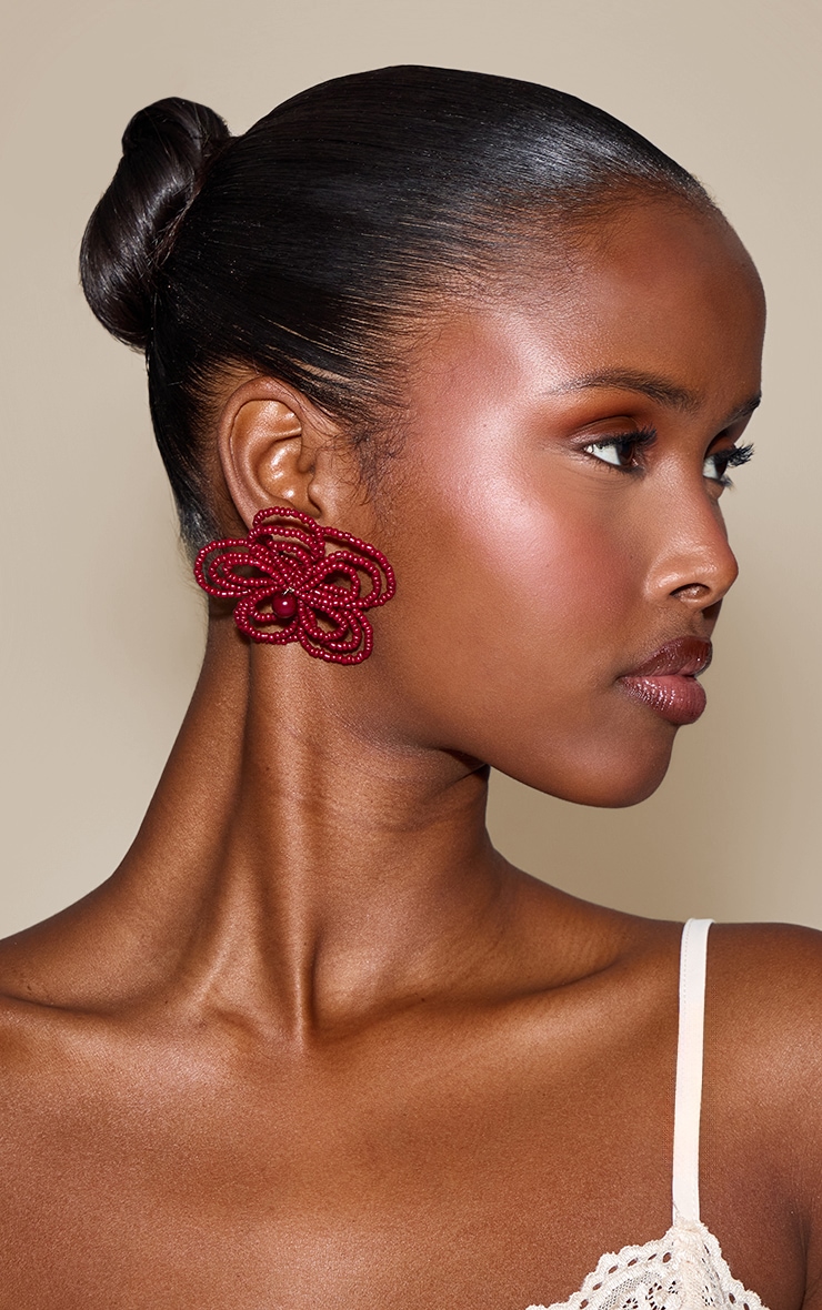 Boucles d'oreilles imposantes bordeaux en fleurs à perles image 1
