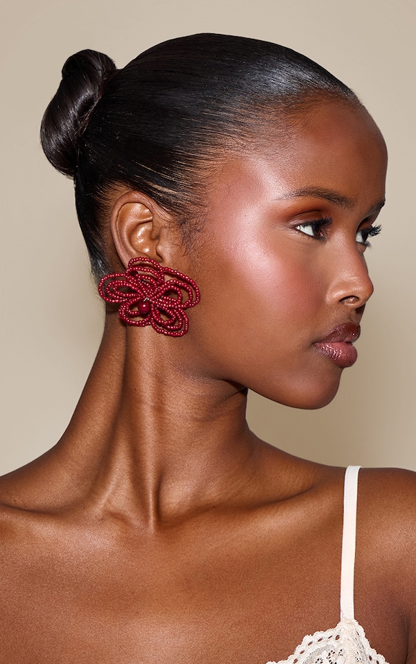 Boucles d'oreilles imposantes bordeaux en fleurs à perles