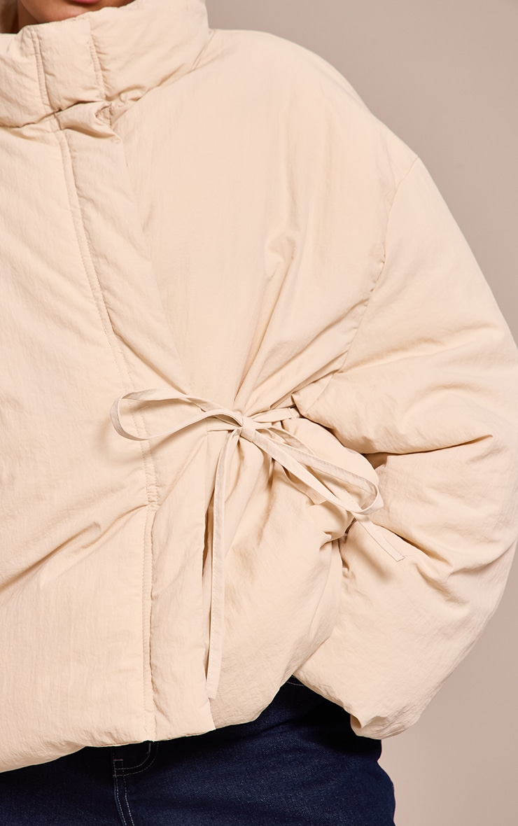 Plus Veste matelassée crème à col montant et taille nouée image 4
