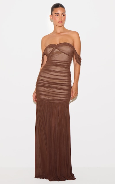 Robe longue en mesh chocolat froncée à col bardot