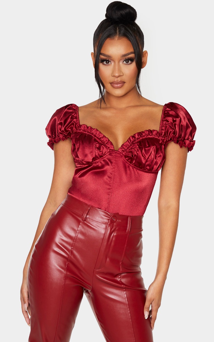 Body satiné rouge écarlate à manches bouffantes et buste volanté