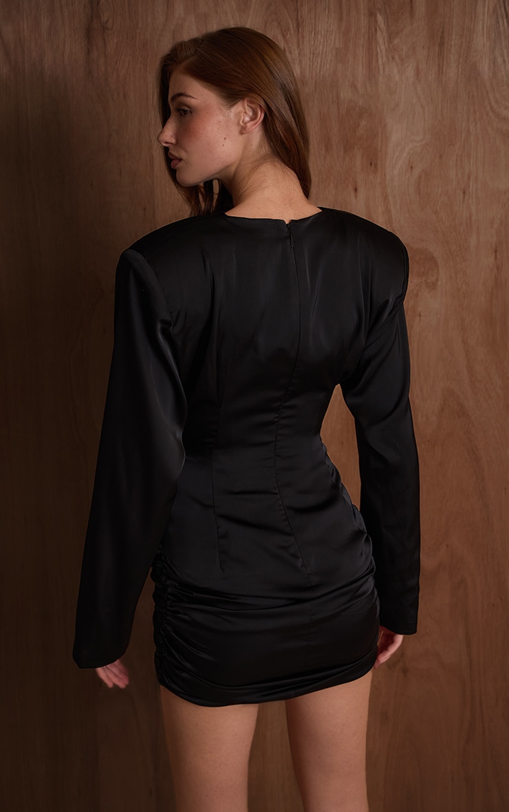 PLT Label Mini robe moulante satinée noire froncée à épaules exagérées image 2