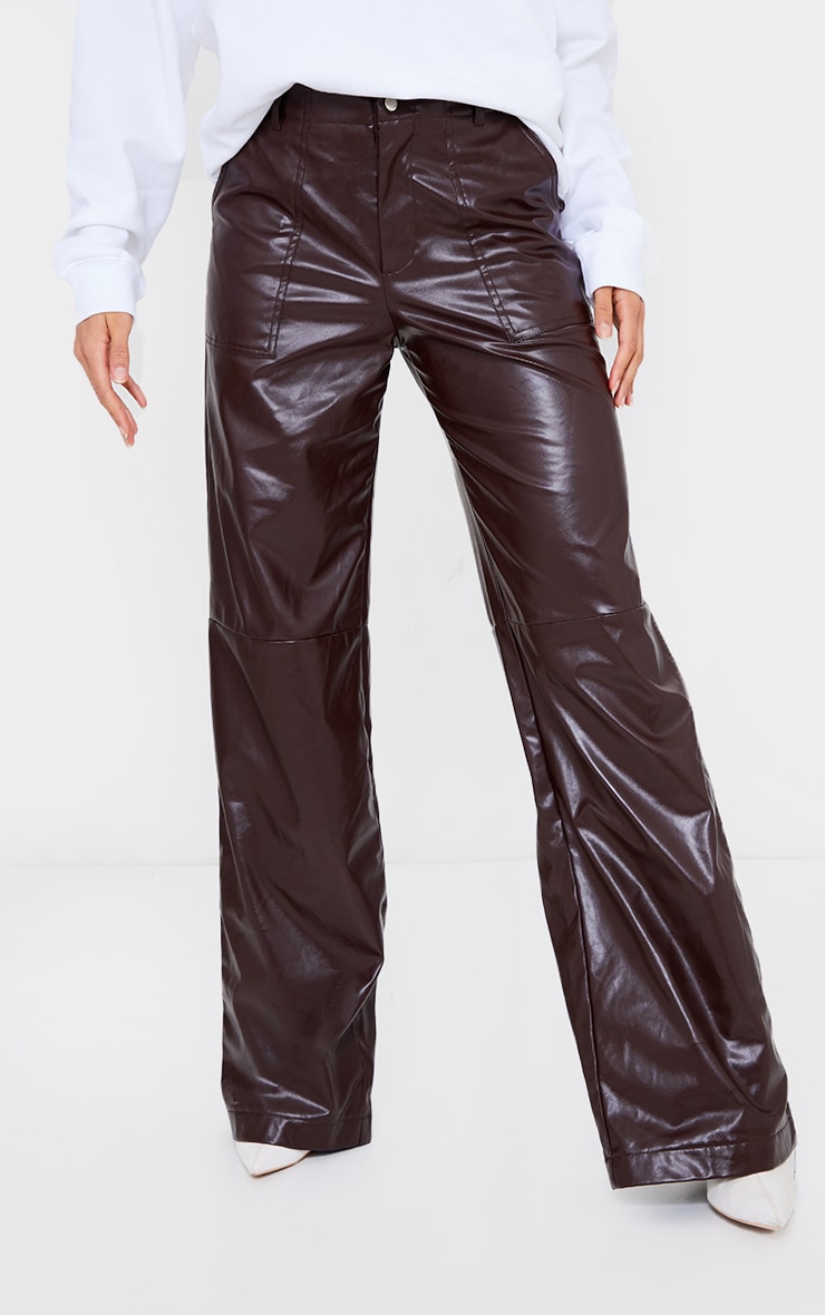 Pantalon en PU marron chocolat foncé à jambes évasées et détail coutures image 2