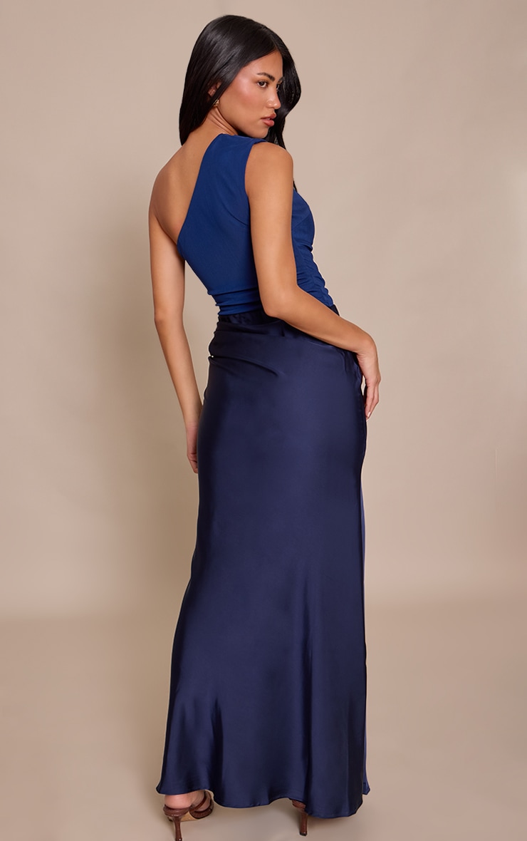 Robe longue bleu marine à épaule unique et partie satinée contrastante image 2