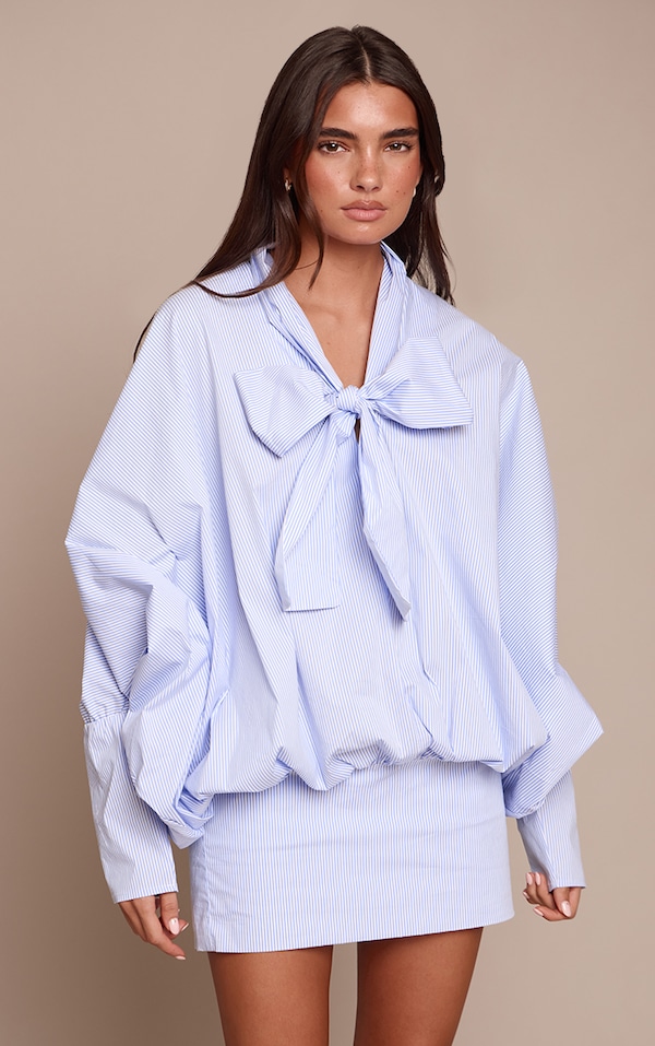 Robe chemise ample bleue à fines rayures et détail noué