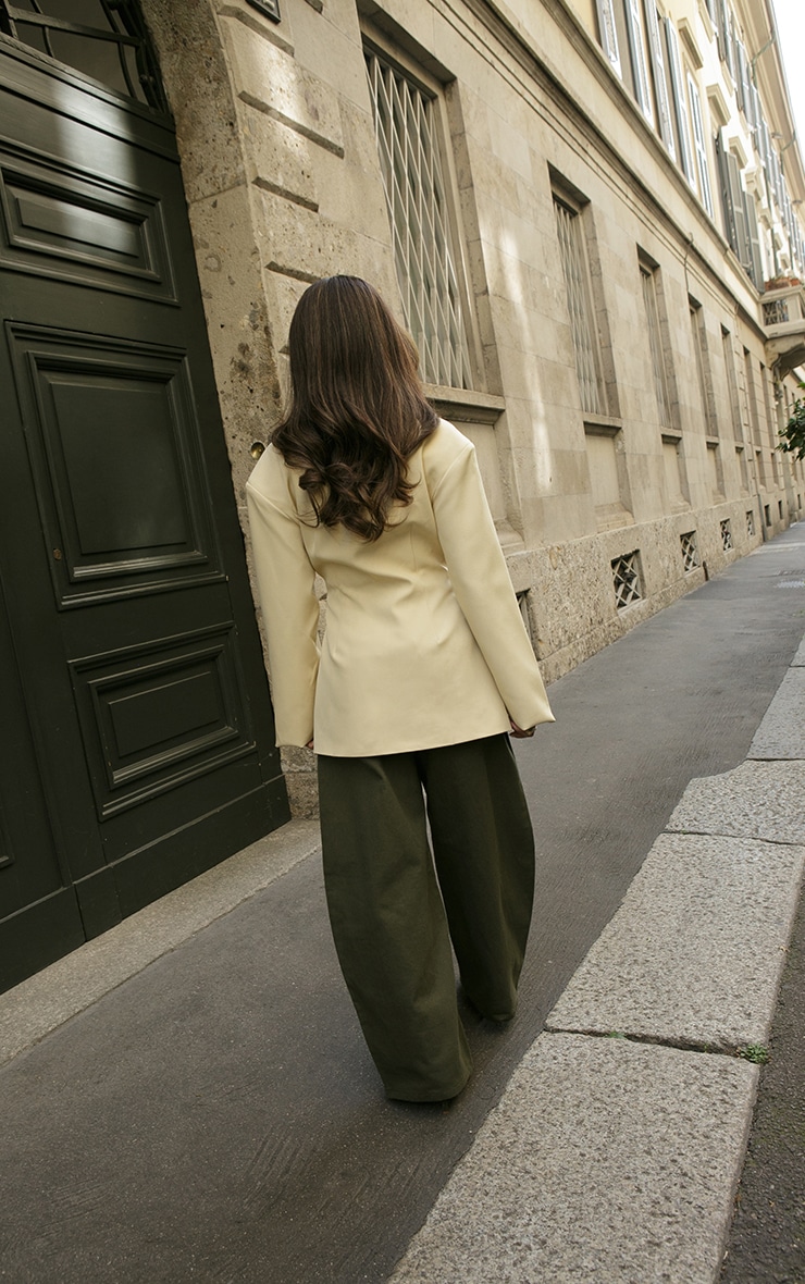 Blazer de tailleur crème au beurre à taille cintrée image 2