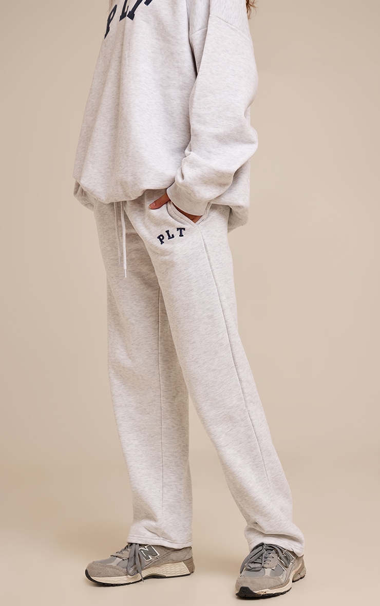 PRETTYLITTLETHING Jogging large gris cendré à logo "PLT" image 2
