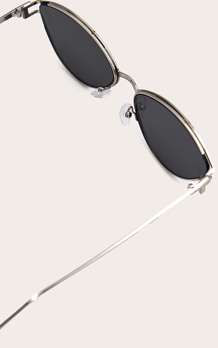 Lunettes de soleil oeil de chat à verres noirs et monture argentée métallisée image 3
