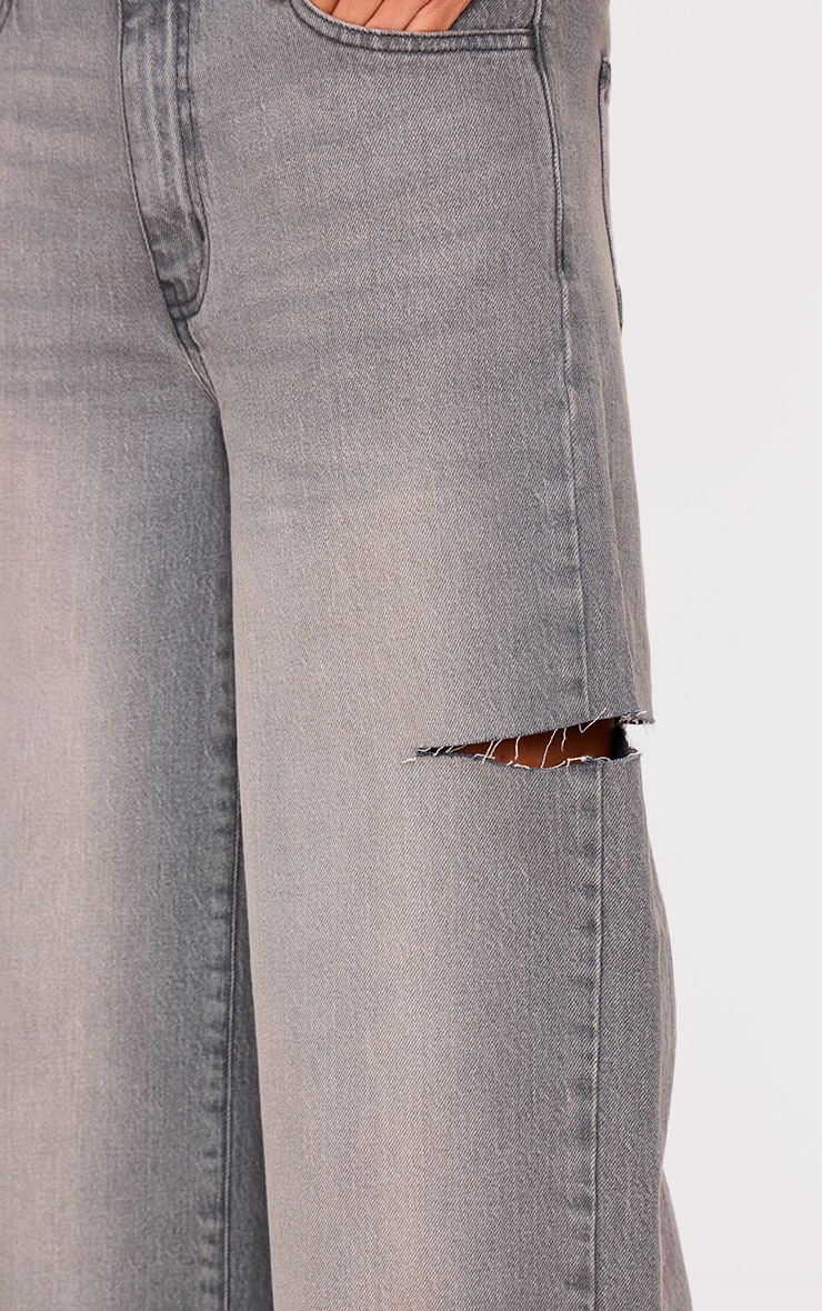 Jean style large gris délavé déchiré sur les cuisses image 4