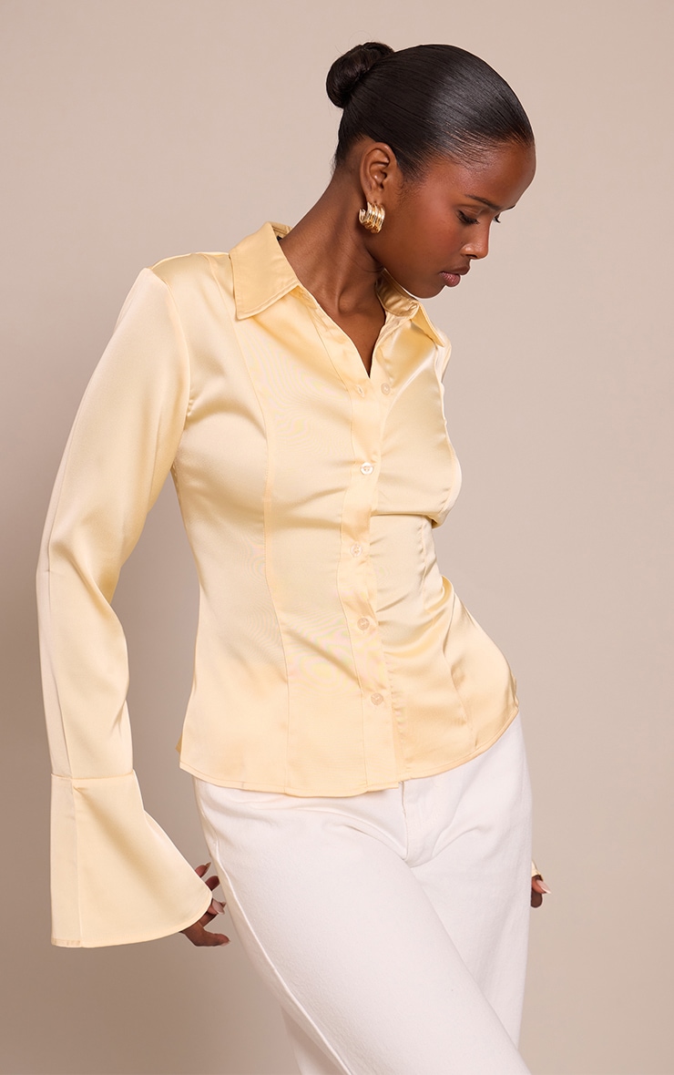 Chemise ajustée satinée jaune beurre à manches evasées image 4