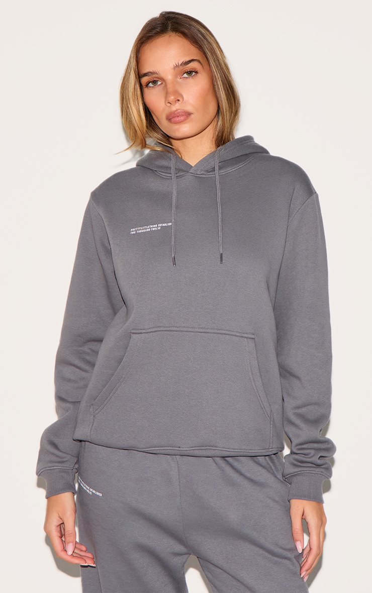 PRETTYLITTLETHING Hoodie oversize gris anthracite à slogan Est 2012 image 4