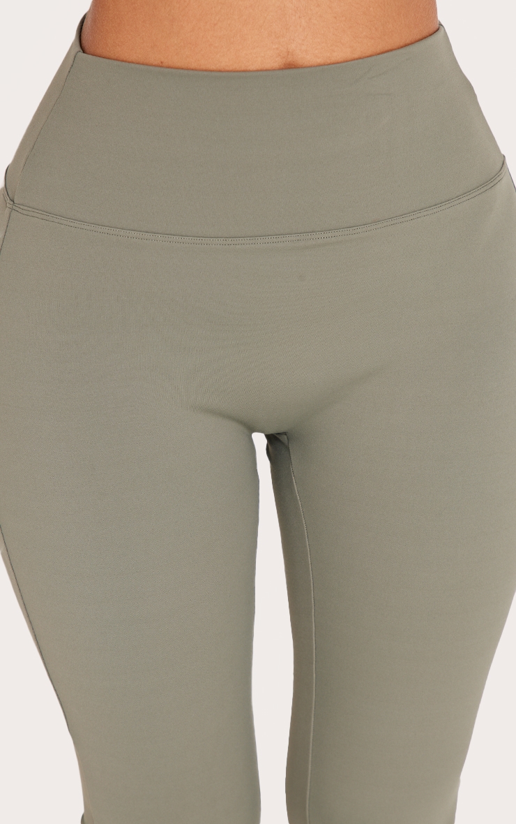 Petite Pantalon de yoga flare en Sculpt vert olive à taille haute image 4