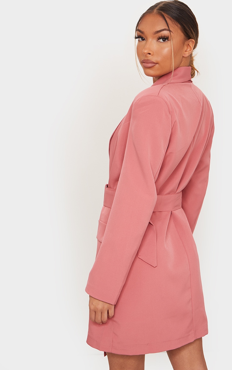 Robe blazer rose clair ?� ceinture | PrettyLittleThing FR