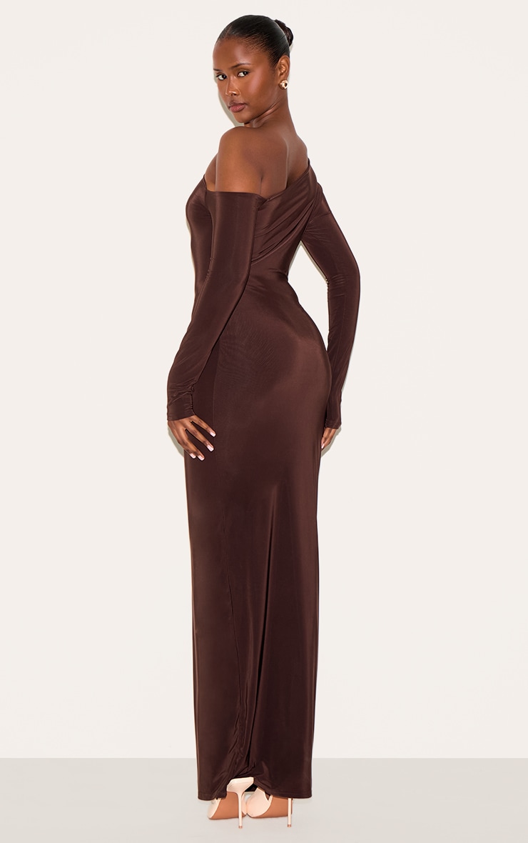 Robe longue moulante doublée chocolat à col asymétrique image 2