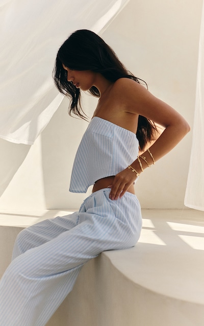 Top bustier bleu à fines rayures et ourlet tombant