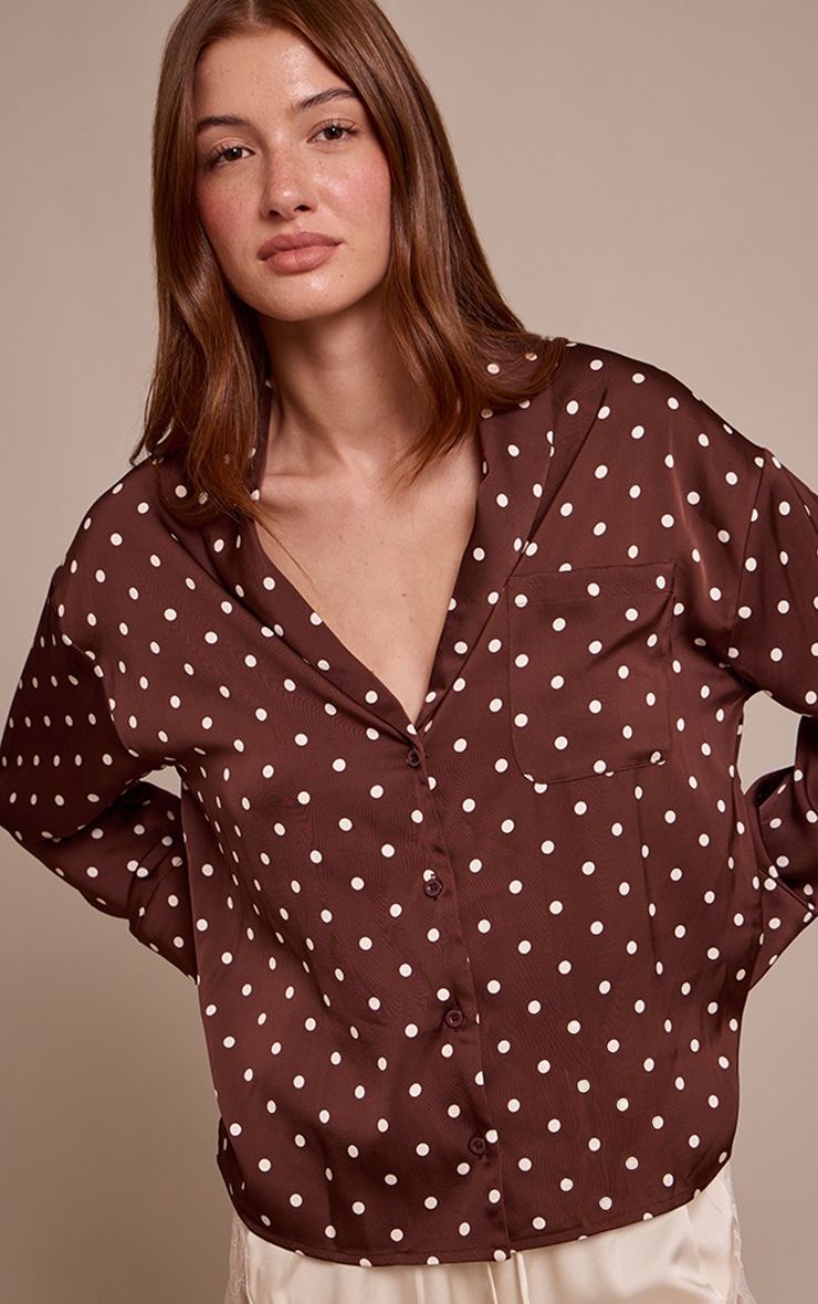 Chemise satinée chocolat à pois et manches longues image 4