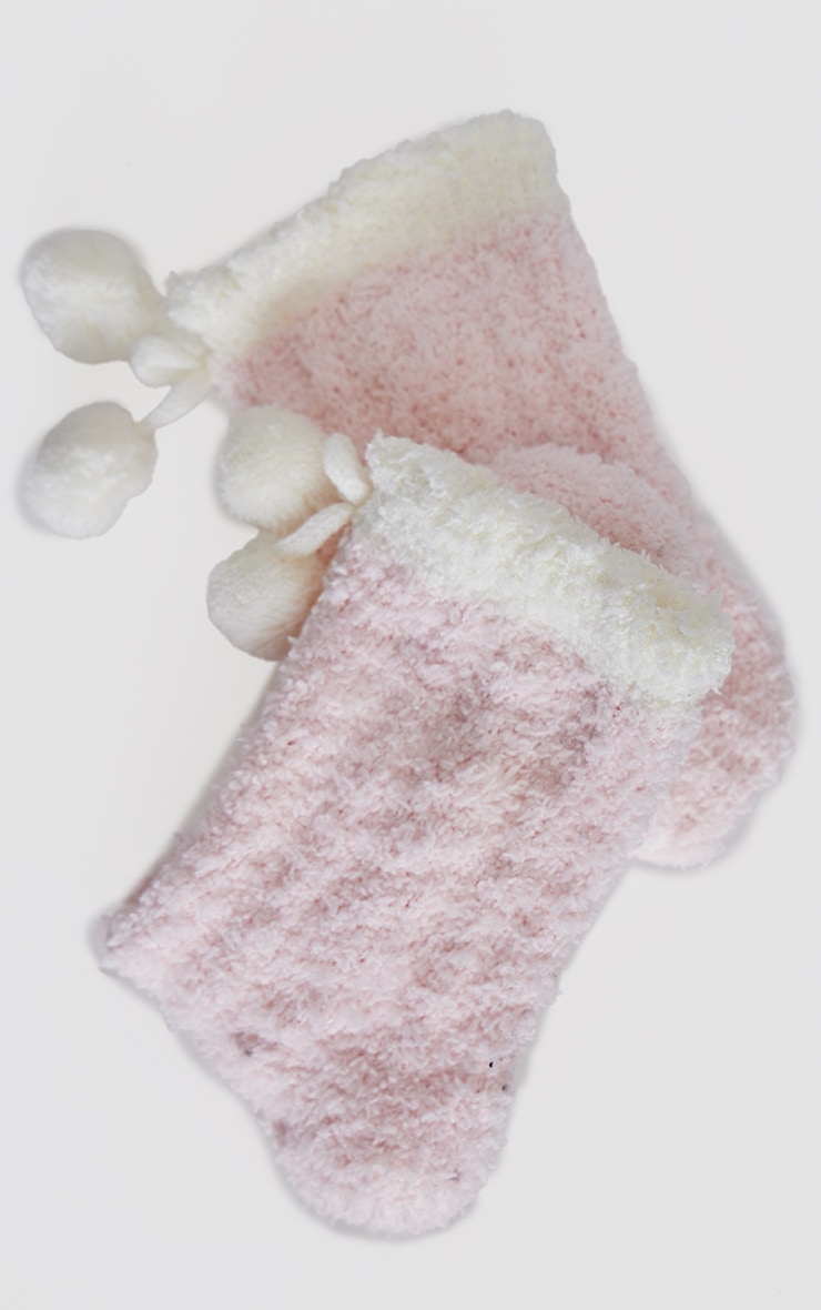 Chaussettes cosy en maille torsadée rose à pompons image 3