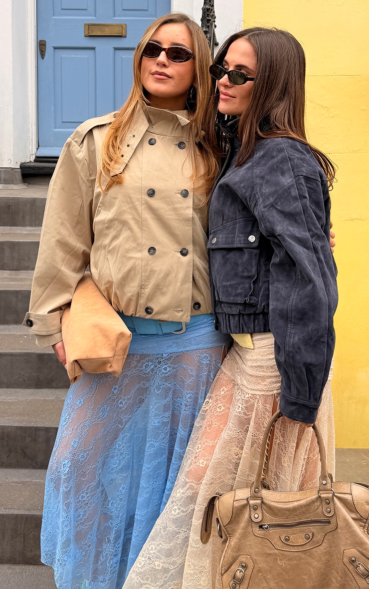 Jupe mi-longue en dentelle bleu ciel à taille froncée