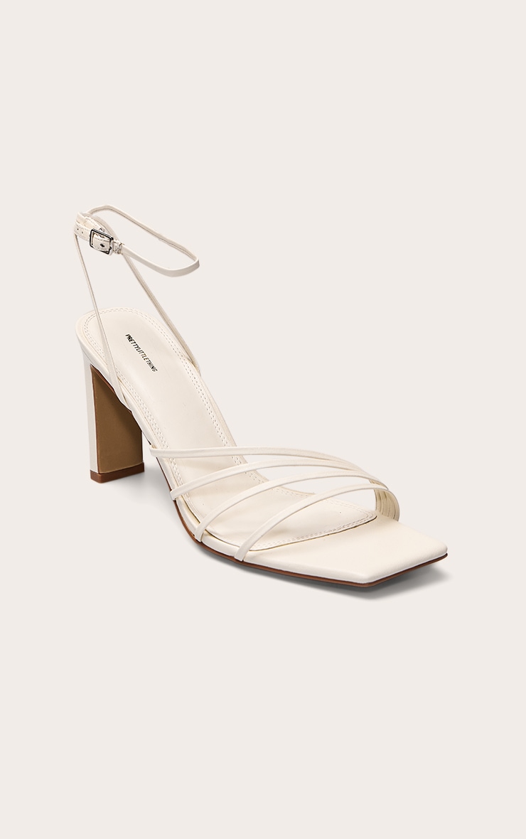 Sandales carrées crème talon carré fin et brides fines image 3