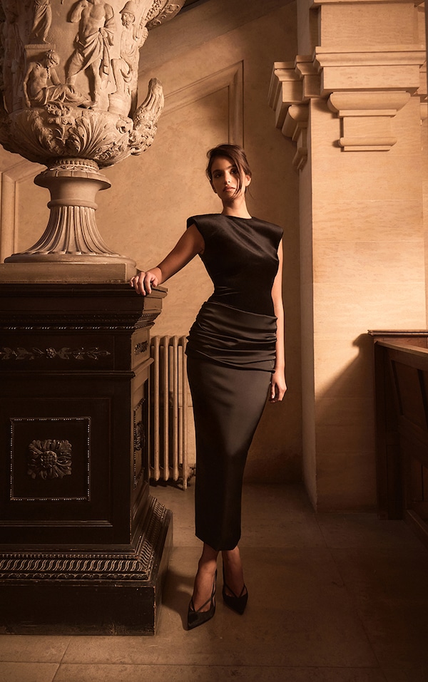 PLT Label Robe mi-longue en velours satiné noir froncée à élaules exgérées