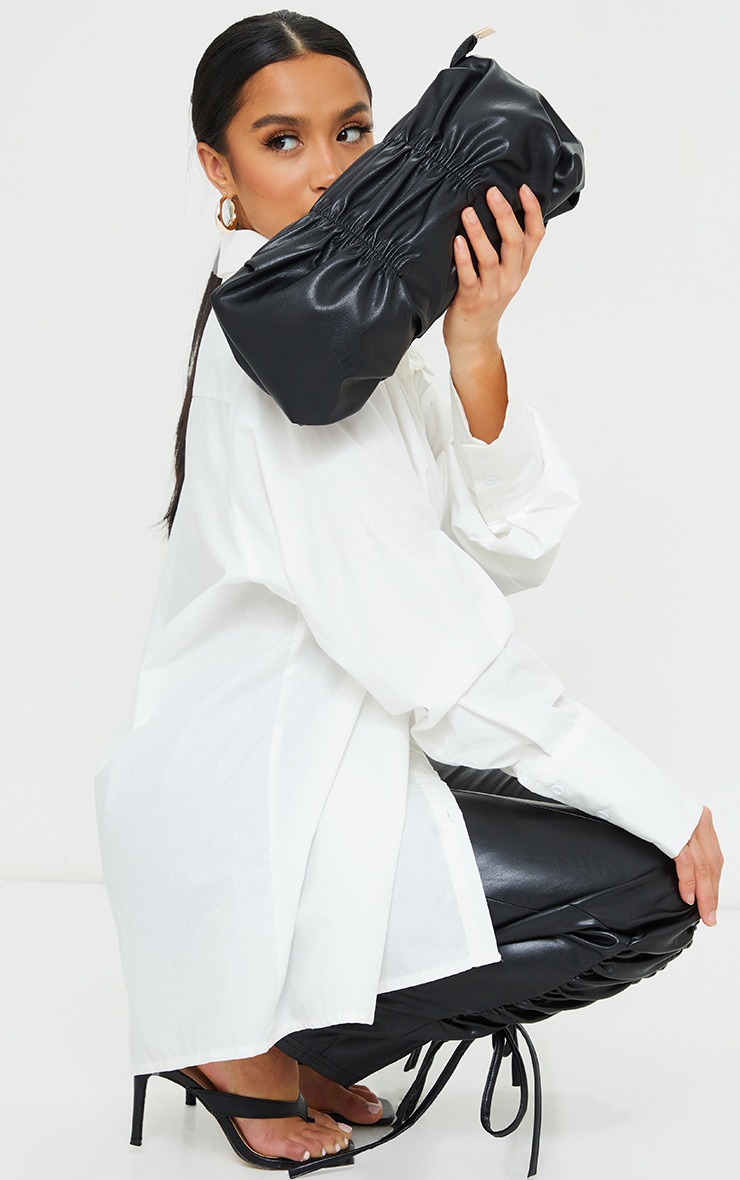 Pochette oversize noire à devant plissé