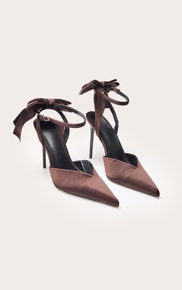 Sandales satinées chocolat à talon et noeud image 2
