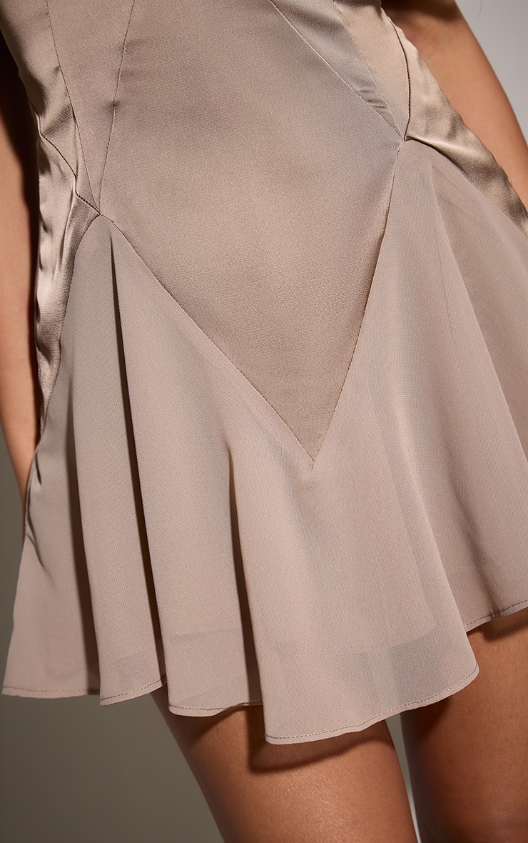 Robe droite satinée taupe à col en V image 4