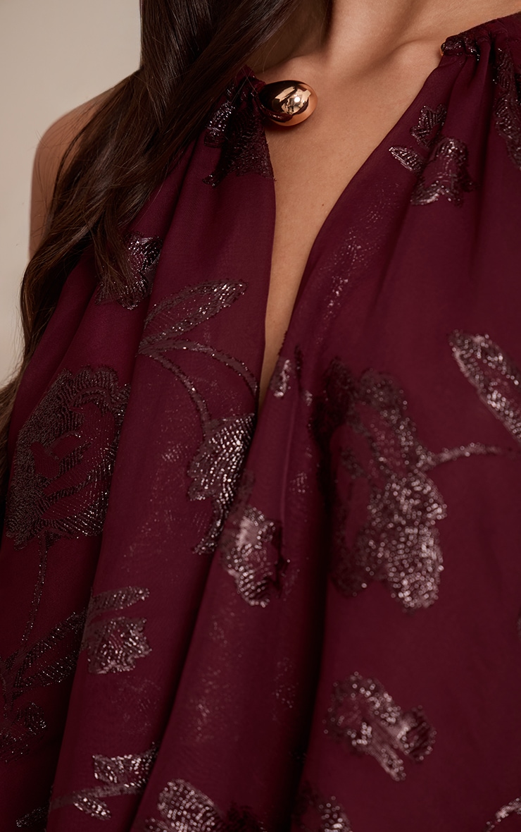 Robe longue texturée rouge vin à empiècement au cou image 4