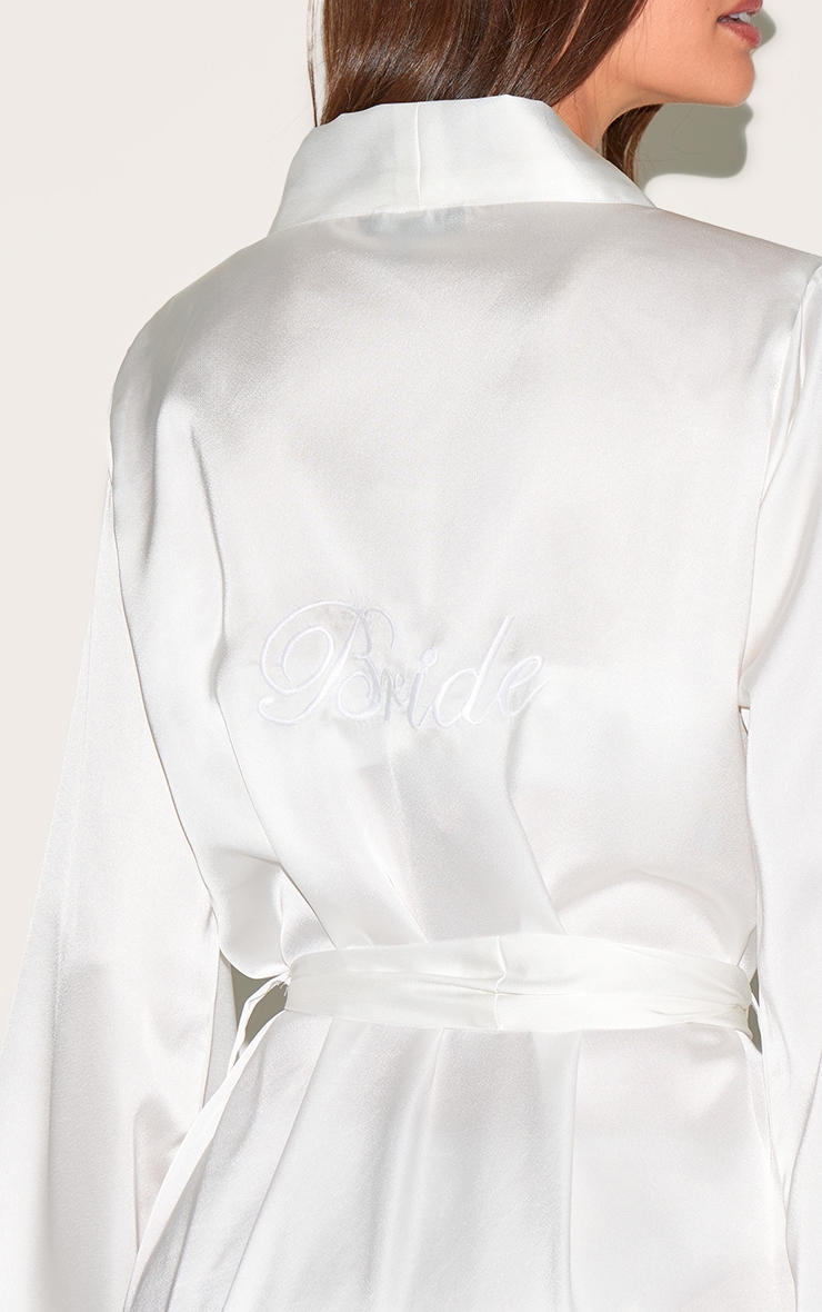 Peignoir long satiné blanc brodé "Bride" image 4