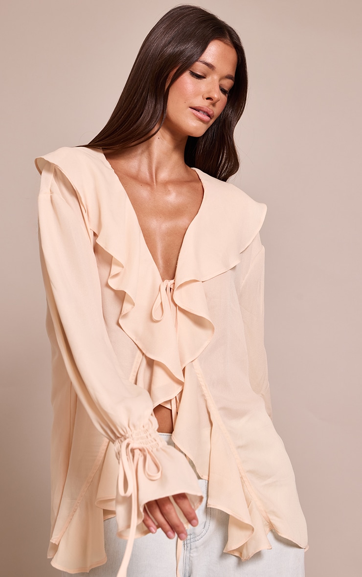Blouse en mousseline de soie crème au beurre nouée devant à volants image 3