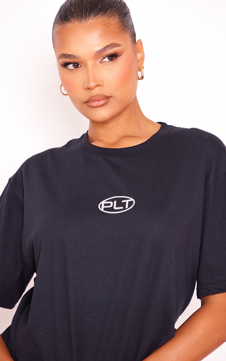 PRETTYLITTLETHING T-shirt noir à badge rond chromé imprimé image 4