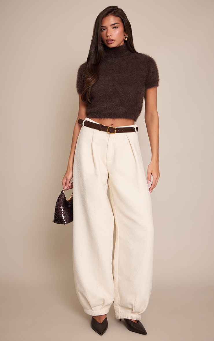 Pull court en maille tricot duveteuse chocolat à manches courtes image 3