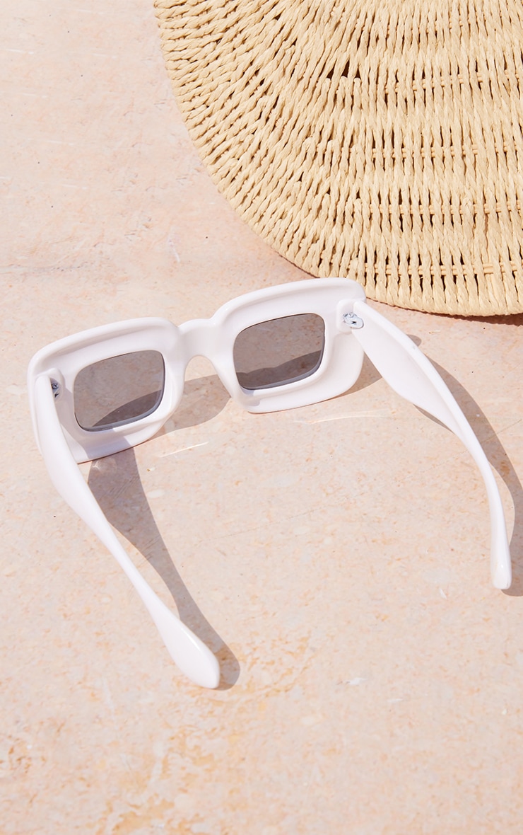 Lunettes de soleil blanches à monture carrée effet coussiné image 3