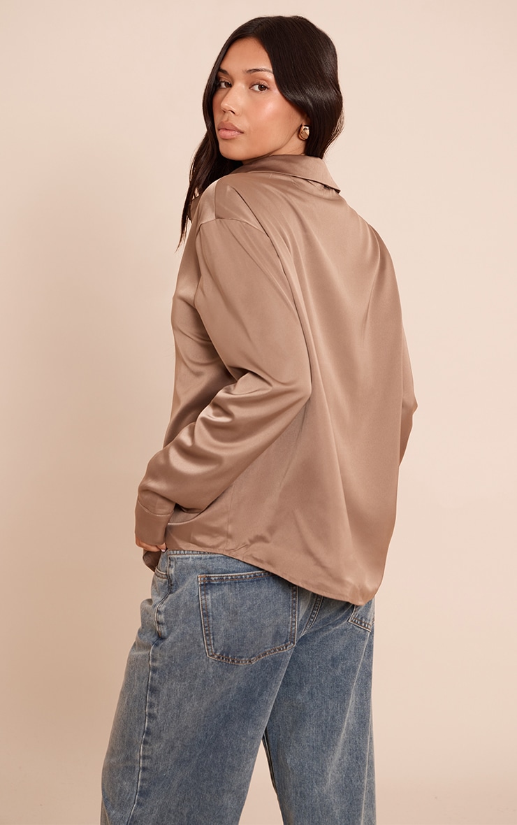 Chemise oversize satinée gris champignon image 2