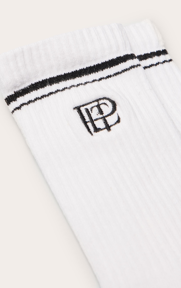 Chaussettes de sport blanches brodées "PrettyLittleThing" image 3