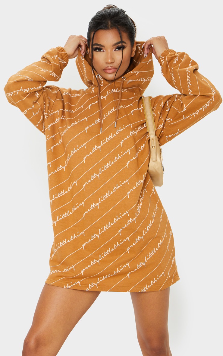 PRETTYLITTLETHING - Robe hoodie camel à slogan
