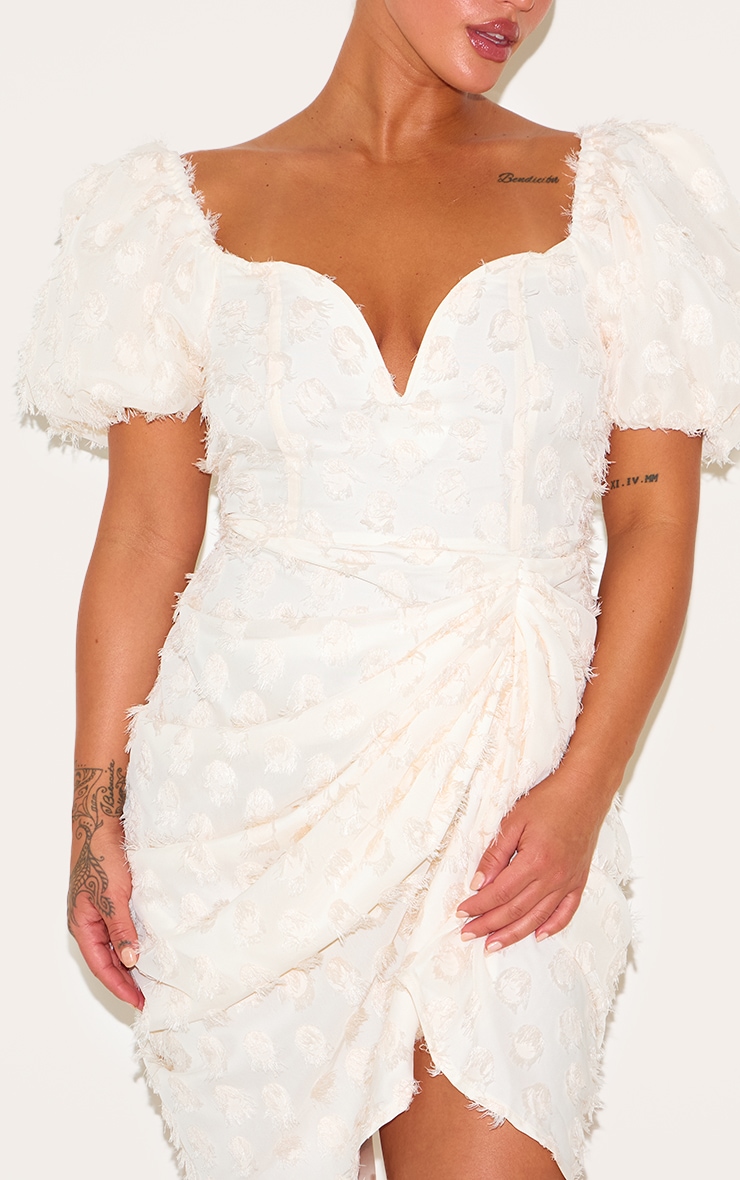 Plus Robe moulante texturée crème drapée à armatures et décolleté plongeant image 4