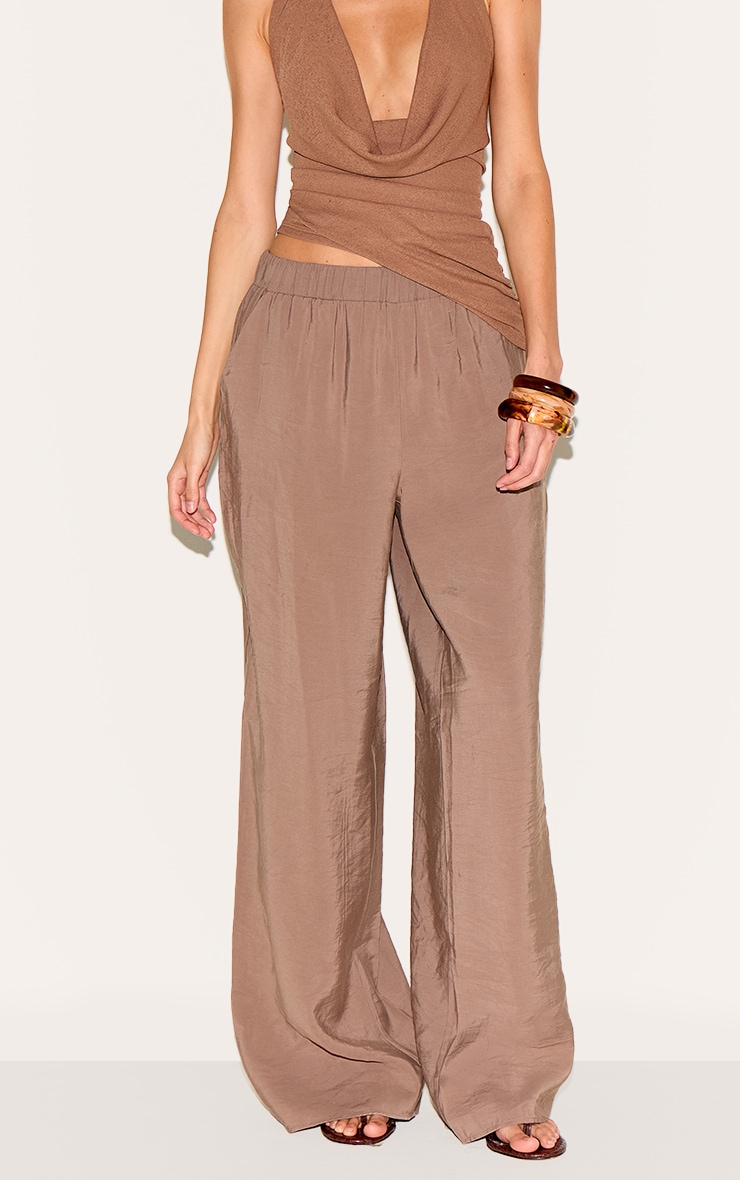 Pantalon droit en peau de pêche texturée gris champignon à taille élastique image 2