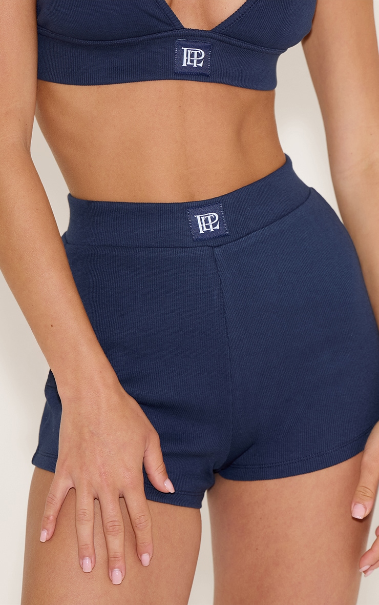 PrettyLittleThing Short de pyjama style boxer tonal bleu marine à emblème satiné image 5