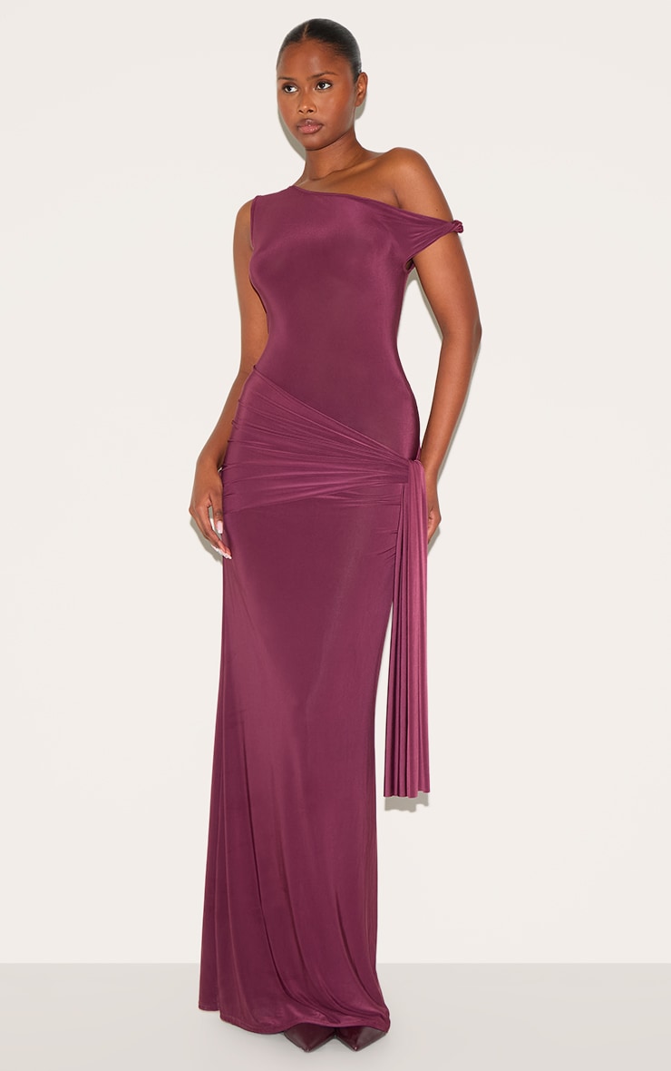 Robe longue moulante rouge vin à épaule dénudée et détail drapé image 3