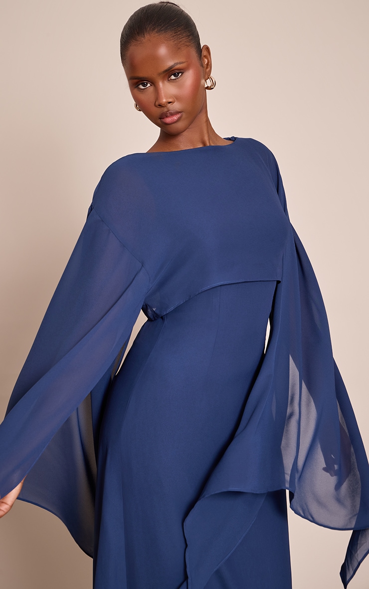 Robe longue bleu marine à détail cape image 4