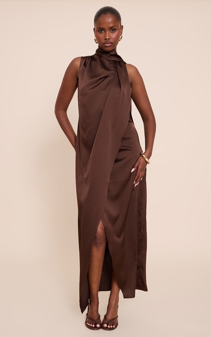 Robe longue satinée chocolat à détail foulard image 1