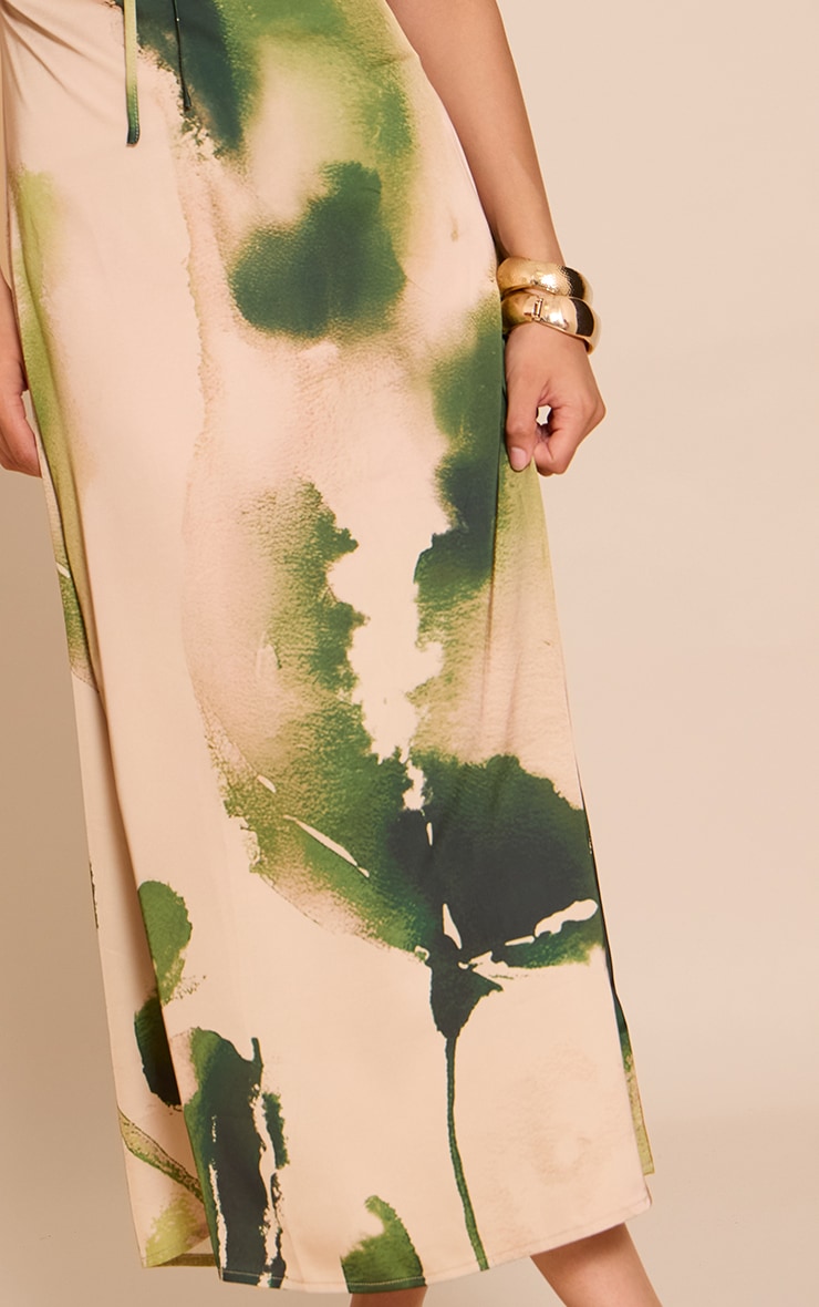 Robe longue satinée verte fleurie nouée devant image 4