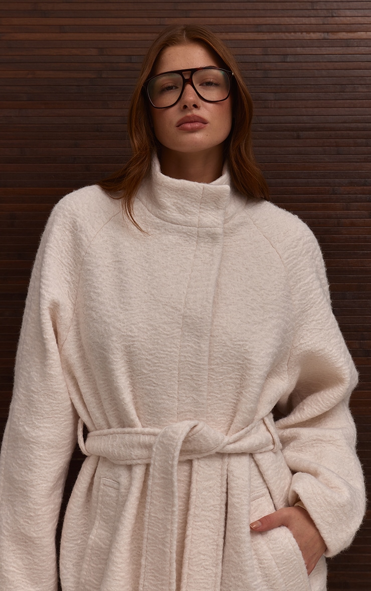 Manteau long en effet laine crème à col montant et taille nouée image 2