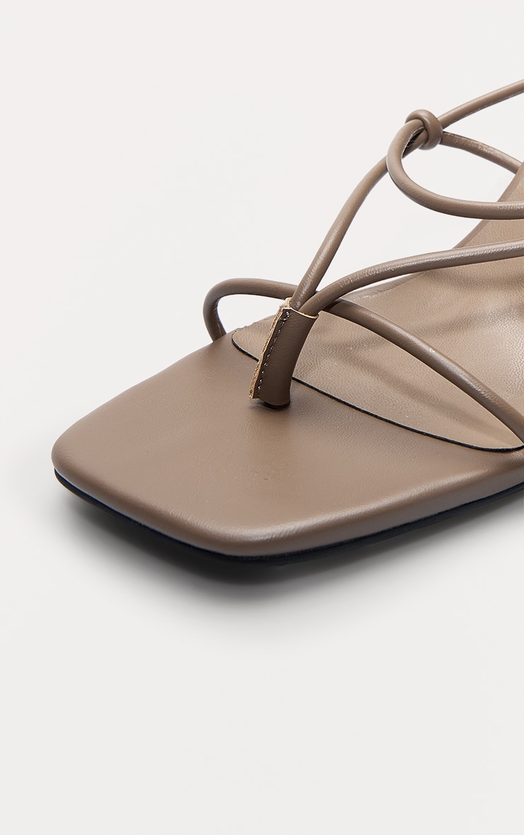 Mules style tongs carrées en PU chocolat à talon haut et brides nouées image 4