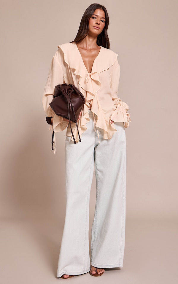 Blouse en mousseline de soie crème au beurre nouée devant à volants